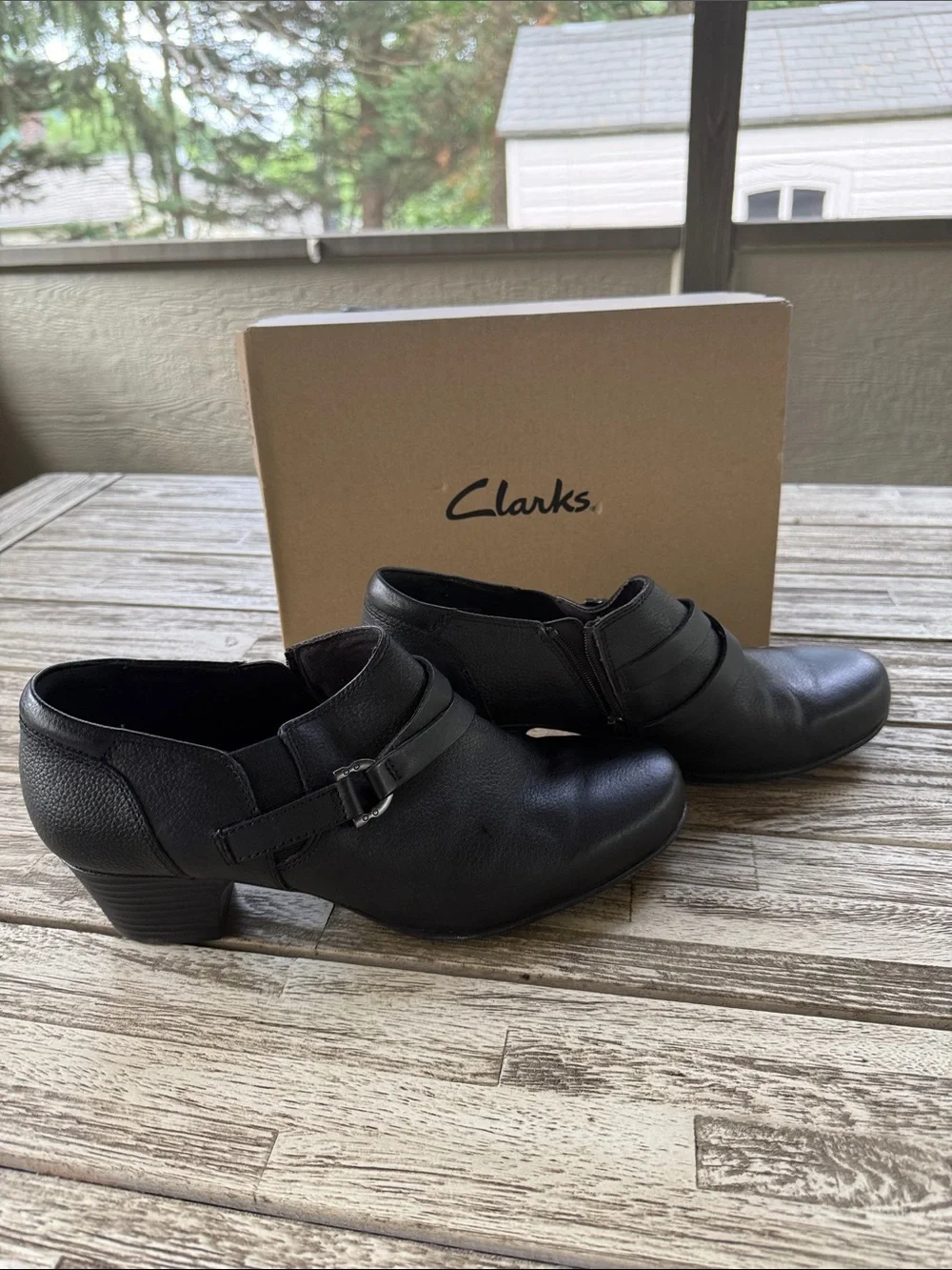 Clarks Black Leather Ankle Booties with Side Buckle Cuir noir